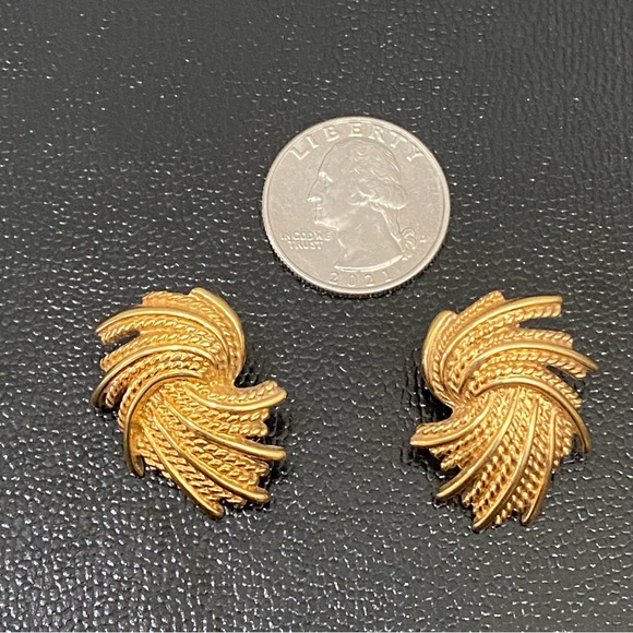 Vintage MONET Signed Gold-tone Wheat Spray Rope Feather Clip On Earrings - Picture 6 of 15